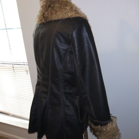Sold/ Attention Faux Fur Coat - Picture 7 of 8